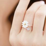 Little daisy flowers alloy and diamond ring,it is adjustable,fits for any size.